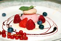 Fruitellatoffee-ijs met bieten macarons en zomerfruit